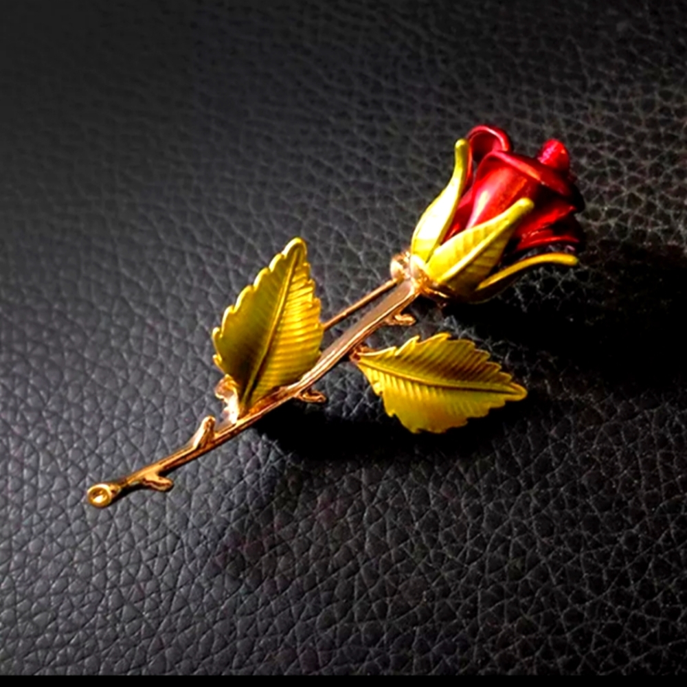 ❤️ NWT Enameled Rose brooch.